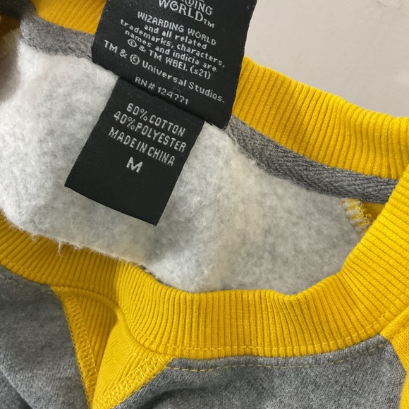 The Wizarding World Hufflepuff Gray Yellow Hogwarts Pullover Sweater Size Medium - Picture 4 of 8
